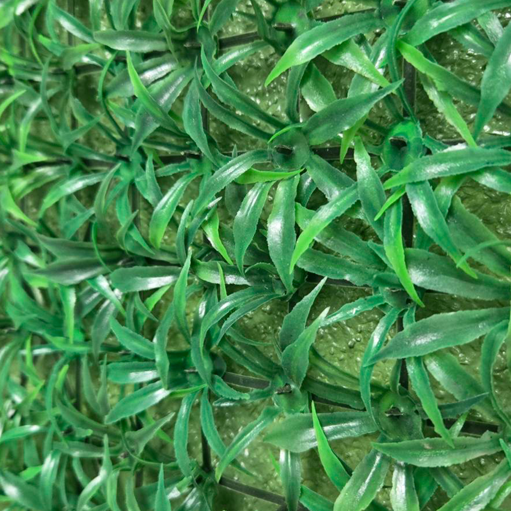 Buseni uskih vlati veštačke trave na crnoj plastičnoj mreži izbliza