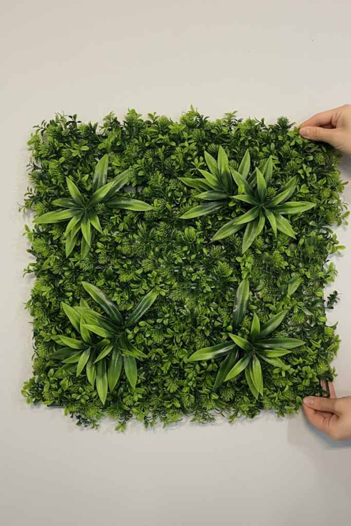 Zidni panel sa zvezdastim rozetama 50x50 cm koji drže dve ruke