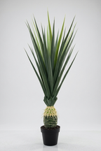 Veštačka biljka ananas 130 cm u crnoj saksiji na sivoj pozadini