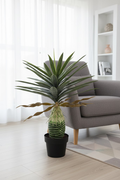 Veštačka biljka ananas 80 cm pored sive fotelje u dnevnoj sobi