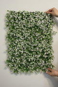 Zidni panel sa sitnim belim cvetićima 60x40 cm koji drže dve ruke