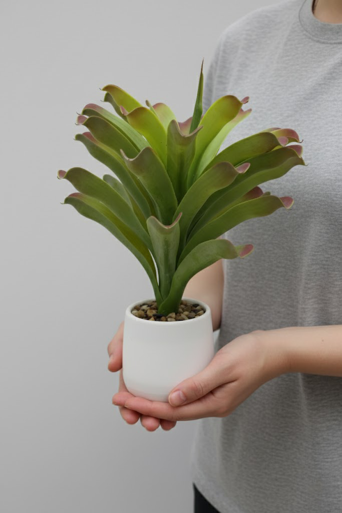Veštačka bromelija 50 cm u ruci, detalj listova