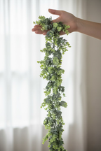 Veštačka visilica eukaliptus 180 cm, detalj u ruci